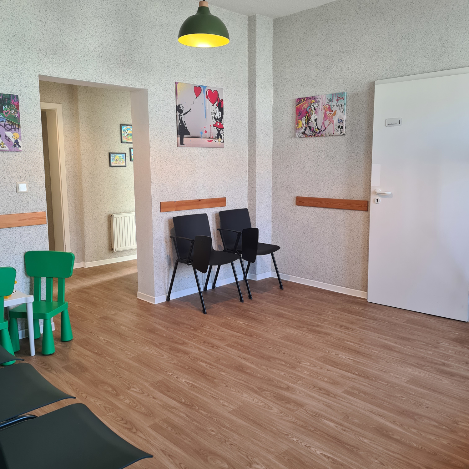 Ansicht Wartezimmer Kieferorthopädie Pantea Gavaji