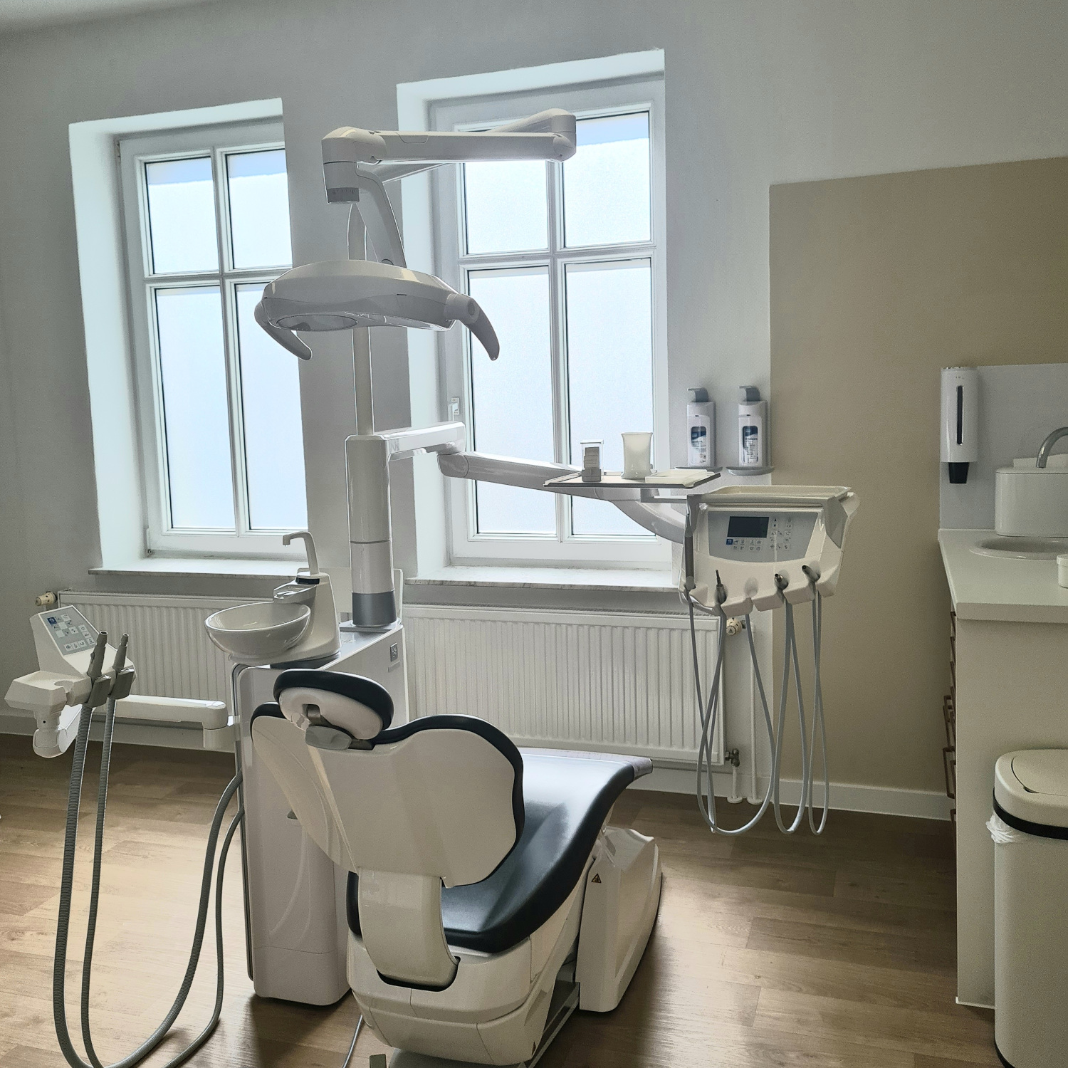 Ansicht Behandlungsraum Kieferorthopädie Pantea Gavaji